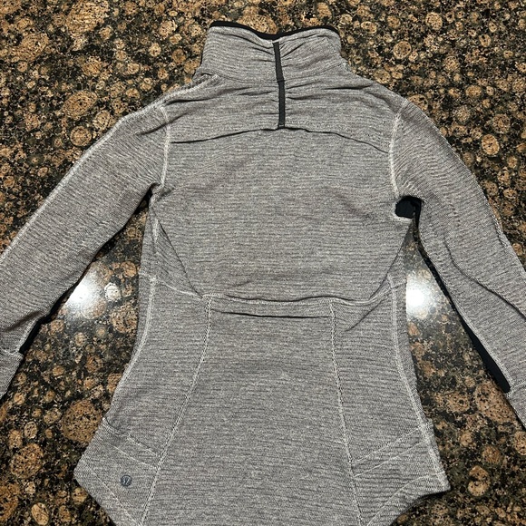Lululemon Base Runner Half-Zip Pull-Over - Picture 8 of 9